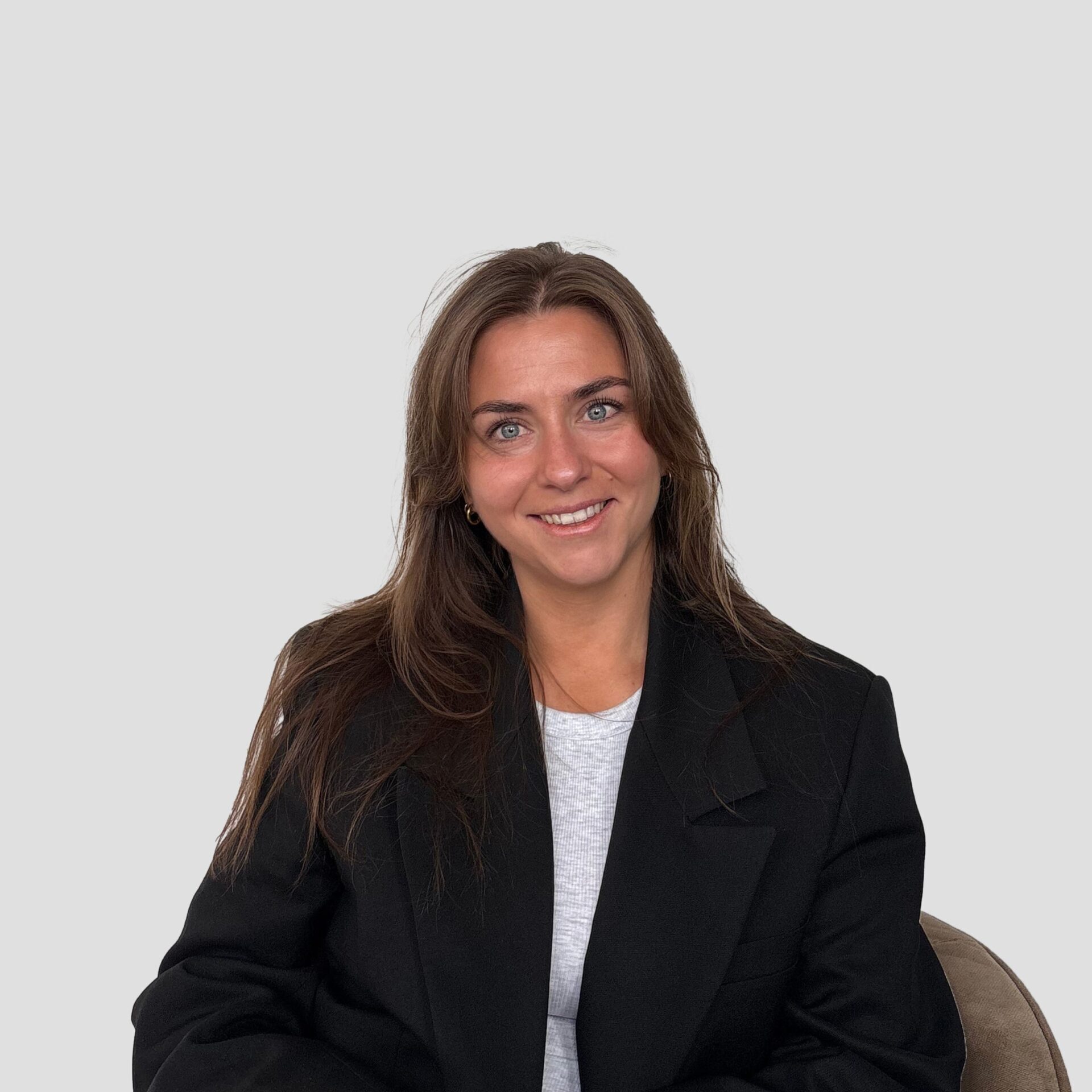 Benthe, Recruitment specialist bij Dutchwebshark, glimlachend in een zwarte blazer – Beschikbaar voor een vrijblijvende brainstorm op locatie.